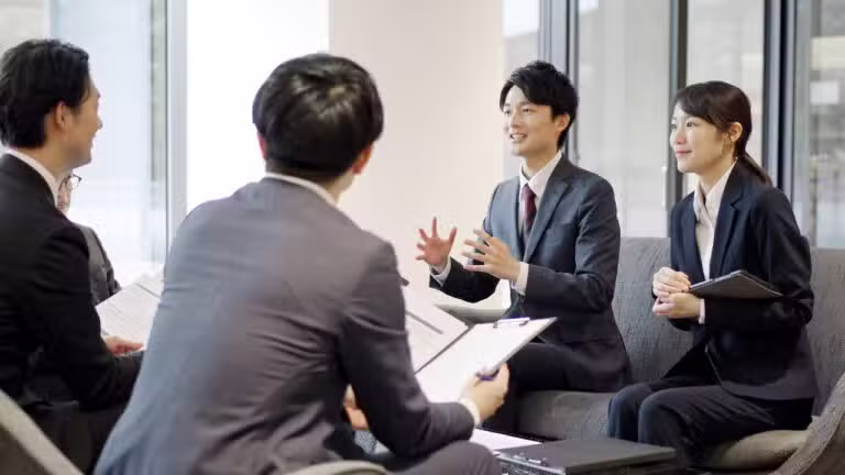 Jovens japoneses reunidos, trabalho, reunião