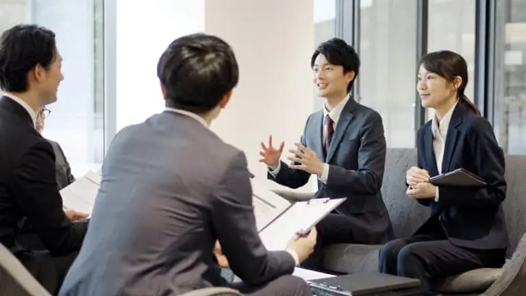Jovens japoneses reunidos, trabalho, reunião
