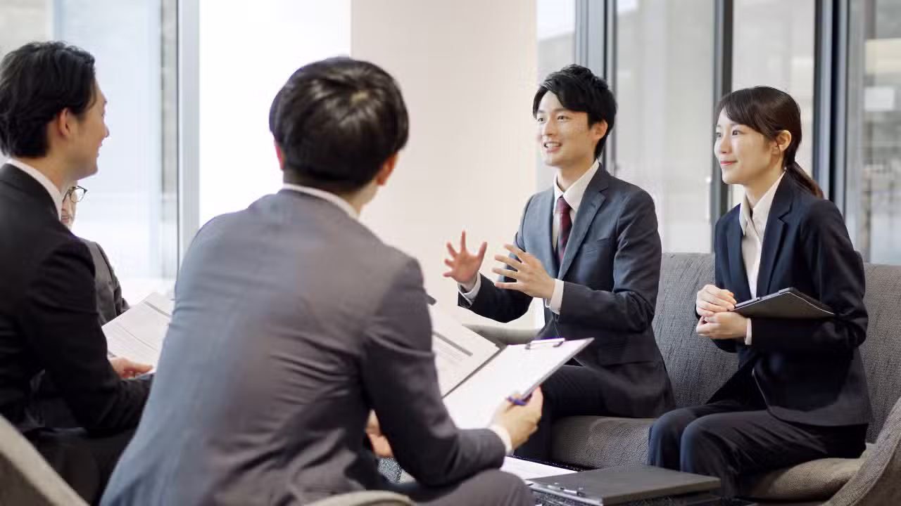 Jovens japoneses reunidos, trabalho, reunião