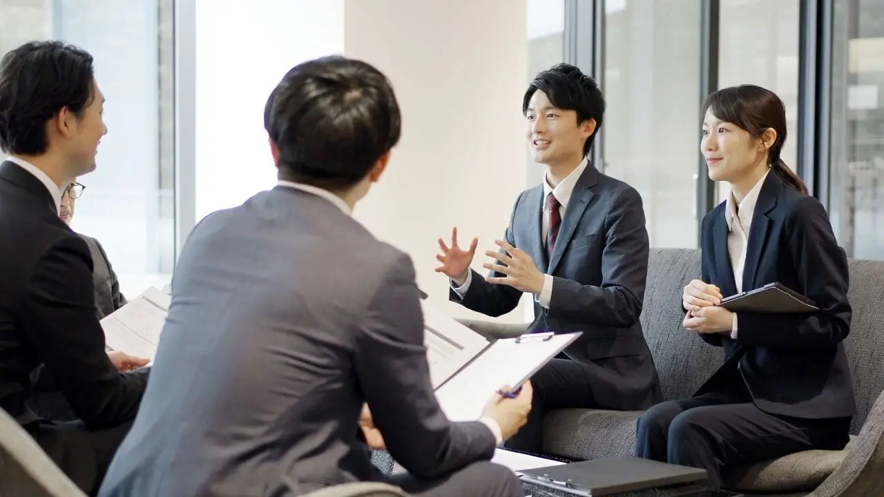 Jovens japoneses reunidos, trabalho, reunião