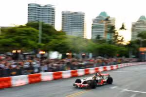 Ronco do motor V12 de Ayrton Senna domina ruas de Miami em evento histórico da McLaren na F1