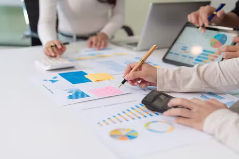 Mercado de finanças, pessoas trabalhando, negócios