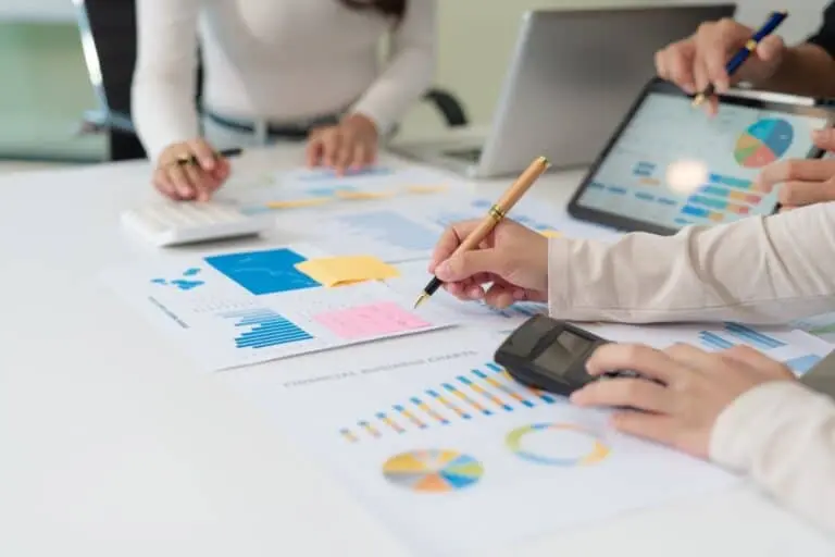 Mercado de finanças, pessoas trabalhando, negócios