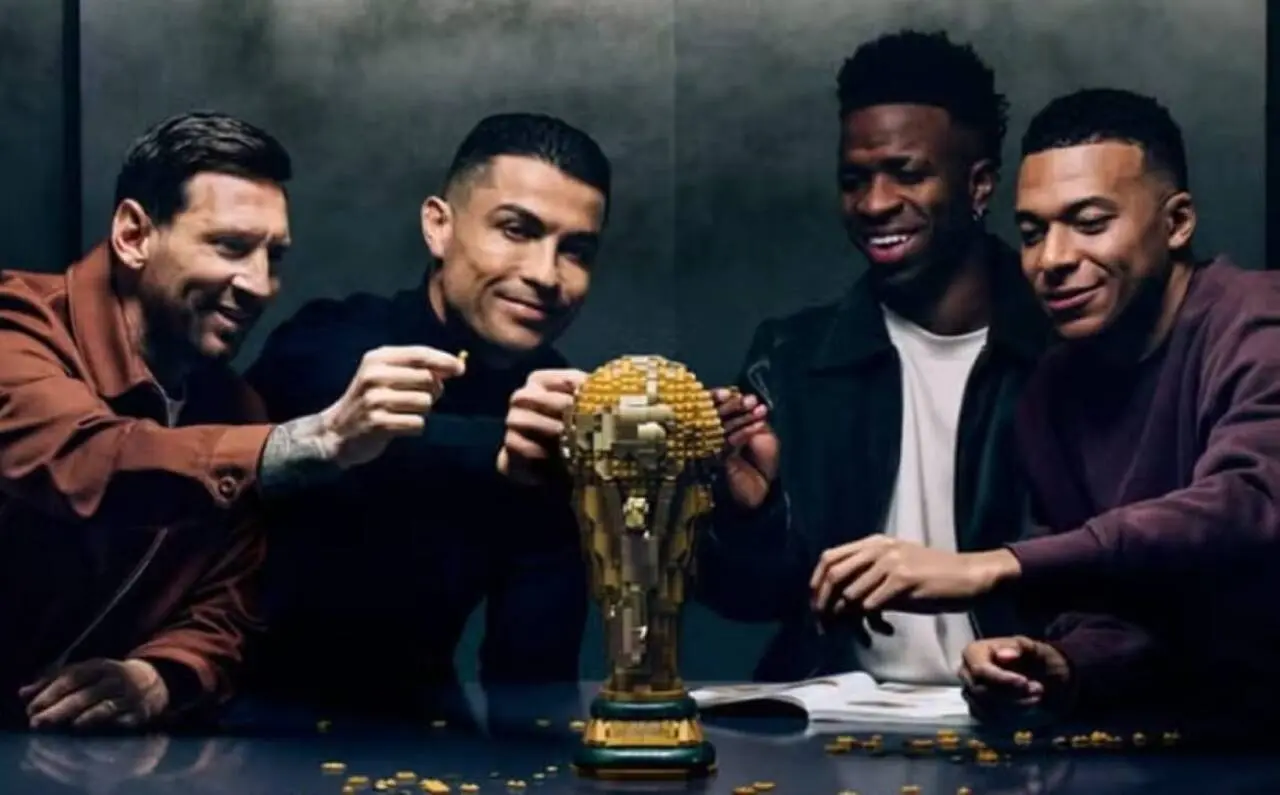 Messi, Cristiano Ronaldo, Mbappé e Vini Jr. montam taça da Copa do Mundo feita de Lego