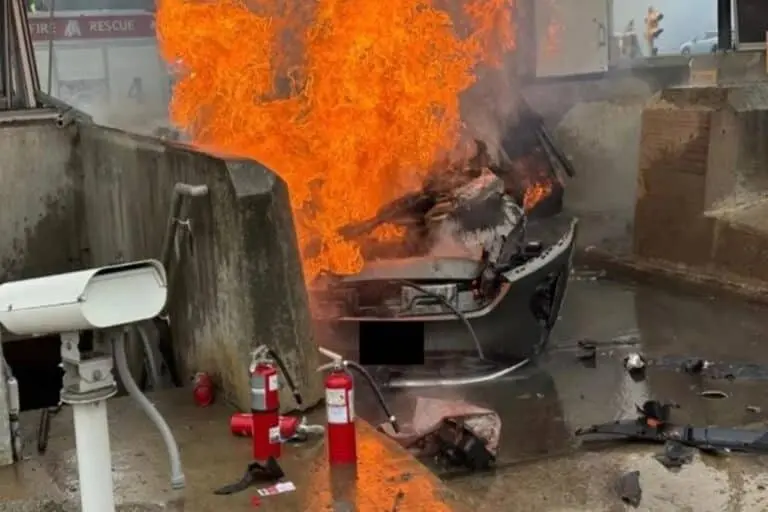 Motorista bate em pedágio e carro pega fogo