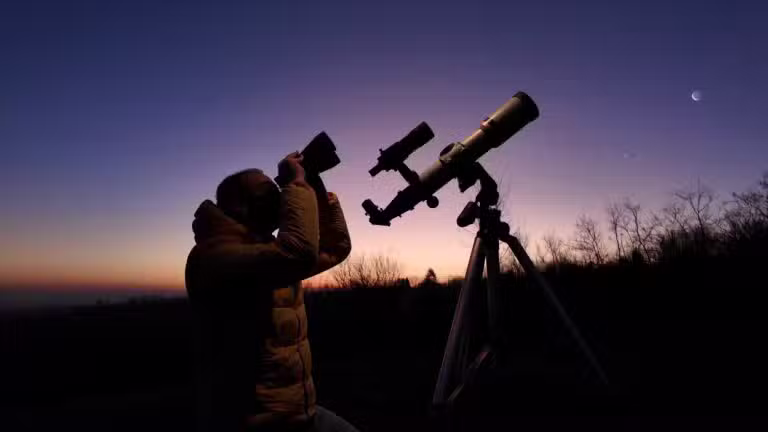 Observando céu com binóculo, telescópio