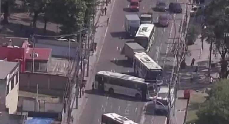 Ônibus são usados como barricadas no RJ
