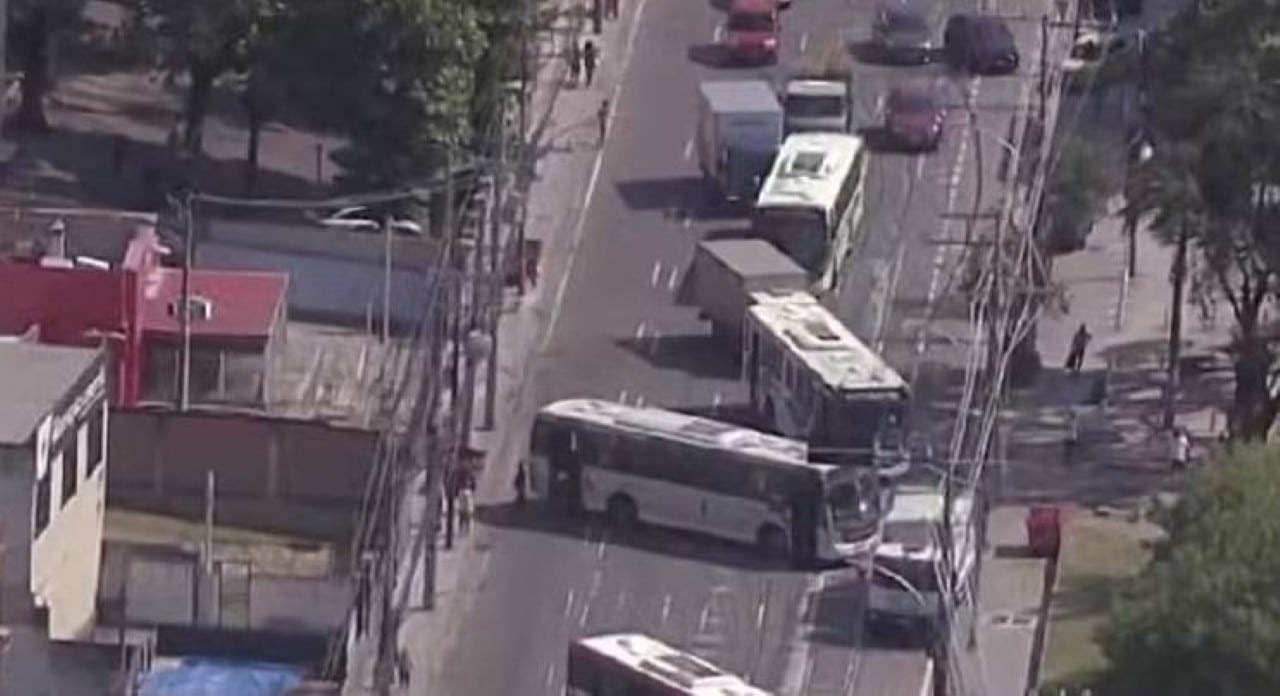 Ônibus são usados como barricadas no RJ