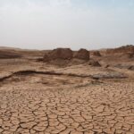 Paisagem seca, terra rachada, calor extremo