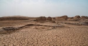 Paisagem seca, terra rachada, calor extremo