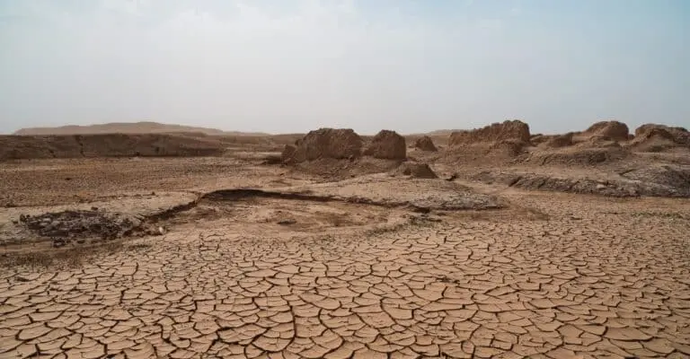 Paisagem seca, terra rachada, calor extremo