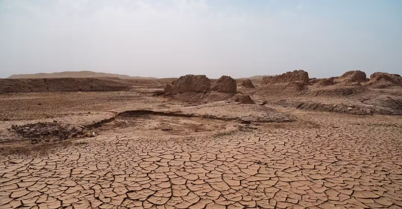 Paisagem seca, terra rachada, calor extremo