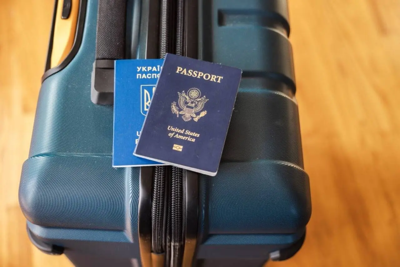 Passaporte Ucrânia, mala de viagem