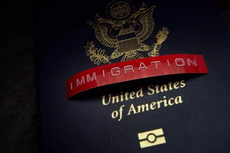 Passaporte dos Estados Unidos com etiqueta vermelha de imigração