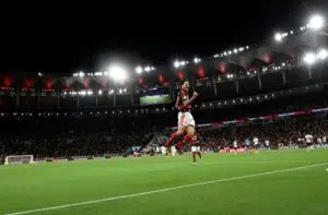 Pedro iguala recorde de assistências de Gabigol e se aproxima de nova marca no Flamengo