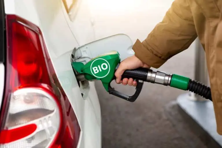 Reabastecendo o carro com biocombustível