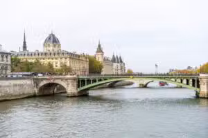 Autobús cae al río Sena en Juvisy, Francia, después de que un conductor en entrenamiento perdiera el control