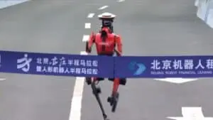 Robot producenta Honor wygrywa drugi półmaraton humanoidalny w Pekinie i pobija rekord świata człowieka