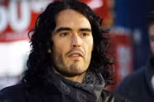 Russell Brand admite ter dormido com adolescente de 16 anos aos 30 em entrevista