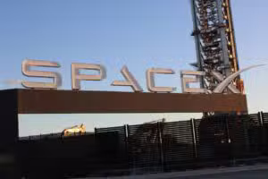 スペースX、通信衛星を搭載したファルコン・ヘビーを18か月ぶりに打ち上げ