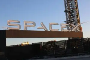 SpaceX Falcon 9 로켓 잔해가 8월에 달에 충돌할 예정입니다.