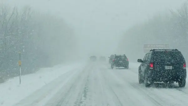 Tempestade de inverno, estrada com neve