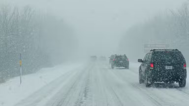 Tempestade de inverno, estrada com neve