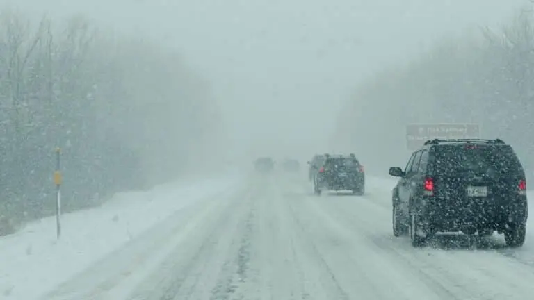 Tempestade de inverno, estrada com neve