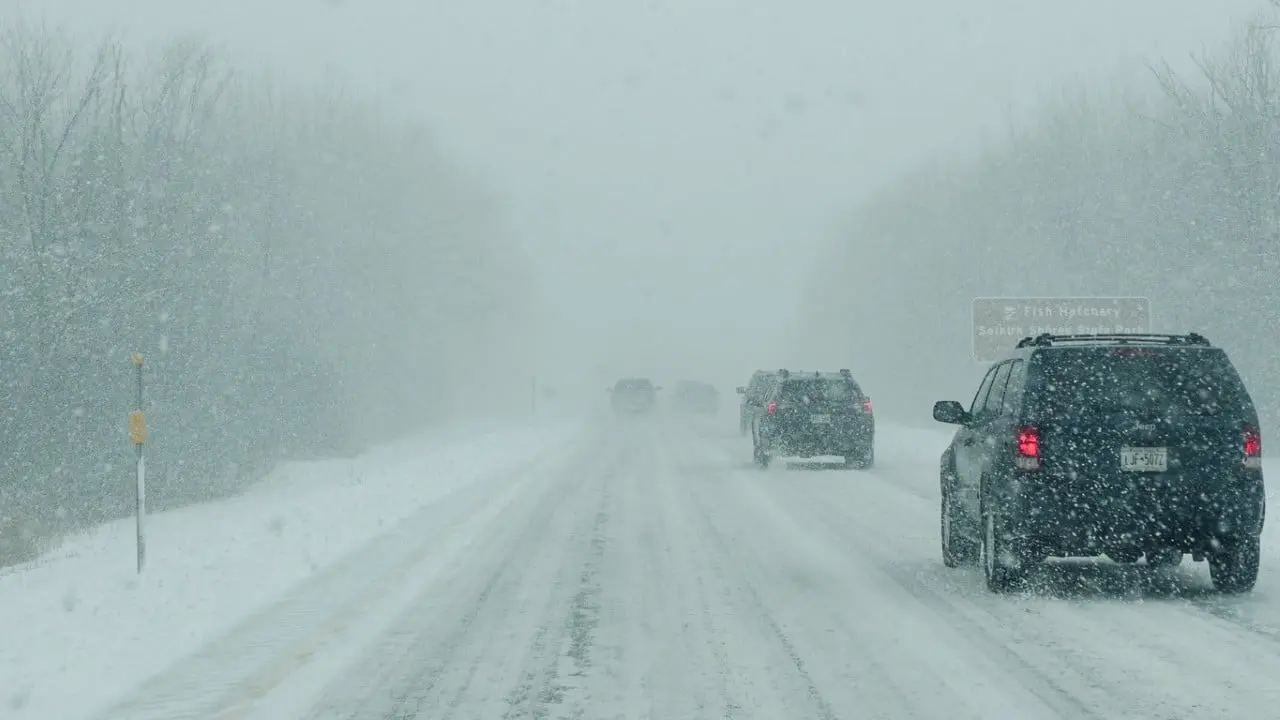 Tempestade de inverno, estrada com neve