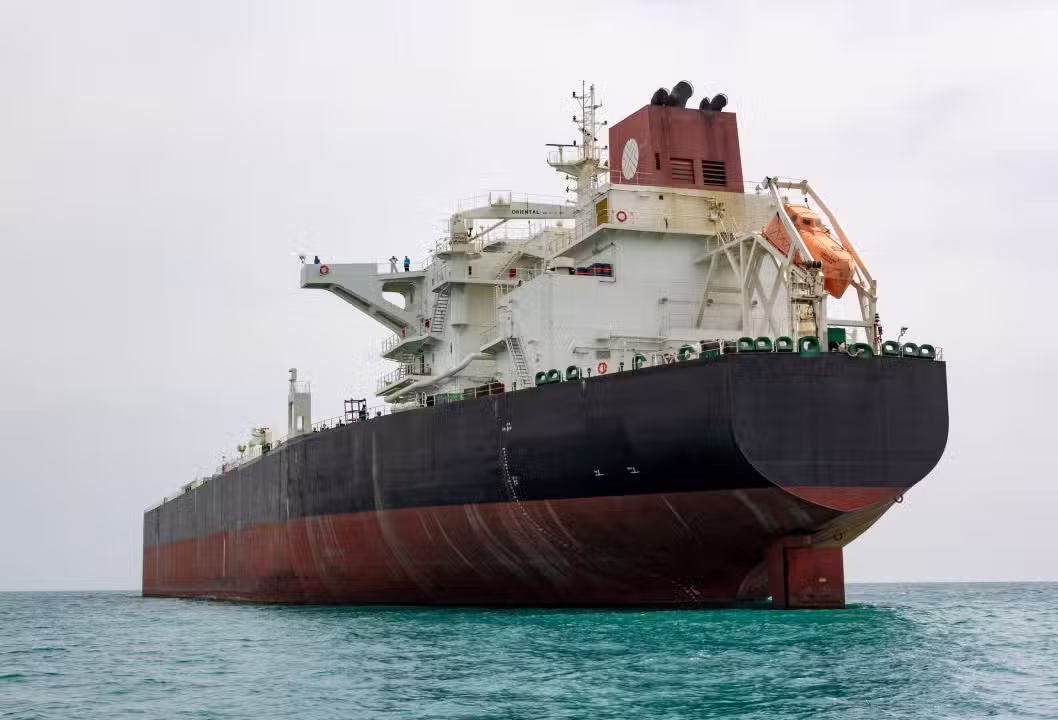Um petroleiro transportando barris de petróleo