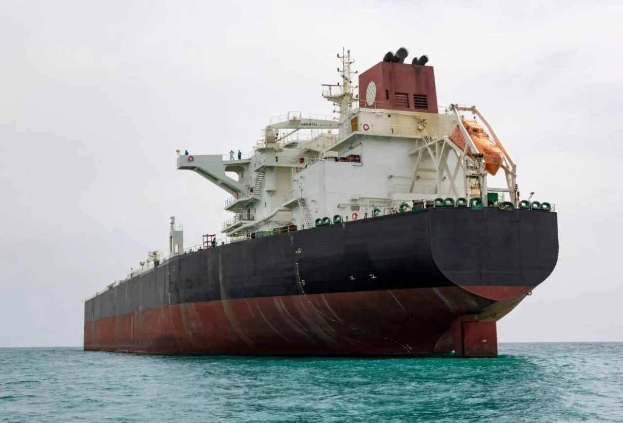 Um petroleiro transportando barris de petróleo