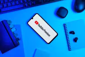 YouTube、携帯電話のライブでサイドバイサイド広告を公開、放送音声をミュート