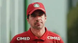 Abel Ferreira critica arbitragem e vê Vitor Roque fora de forma após empate do Palmeiras