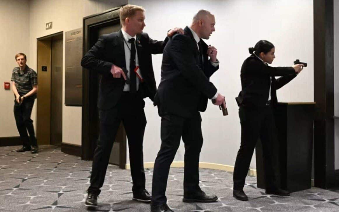 Agents draw their guns after loud bangs were heard during the White House Correspondents' dinner at the Washington Hilton - Mandel Ngan/AFP/Getty Images