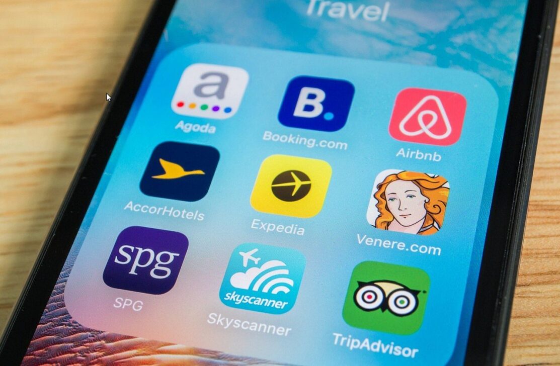 Airbnb, Booking, TipAdvisor - Wachiwit/istockphoto.com