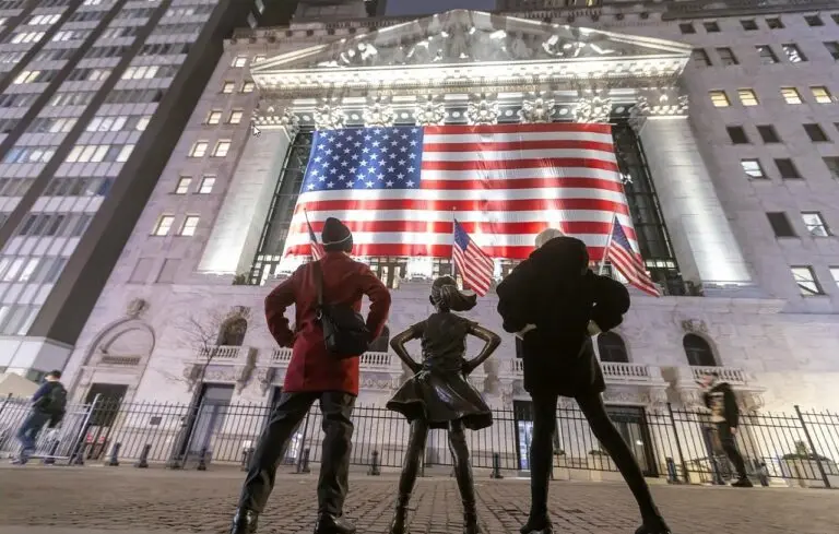 Dow Jones, Dólar, investimentos - NurPhoto/GettyImages