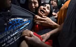 Foto de Carol Guzy sobre família migrante separada pelo ICE vence prêmio mundial de 2026