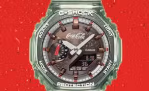 Casio G-Shock Coca-Cola выпущена с дизайном, имитирующим пузыри и культовую бутылку.