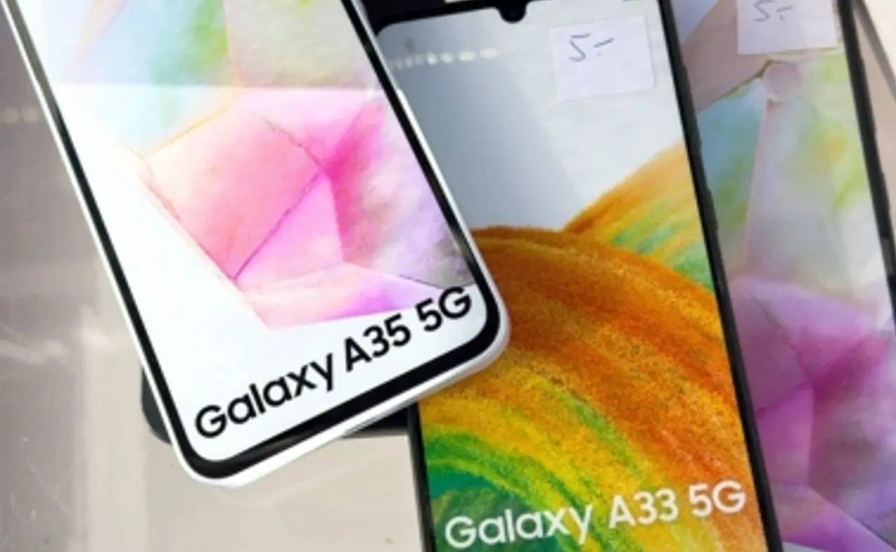 Galaxy A35 - HelgaQ/ Shutterstock.com