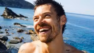 Harry Styles e Zoë Kravitz estão noivos após oito meses de namoro