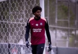 Hugo Souza falha e perde confiança no Corinthians após ficar fora da Copa do Mundo
