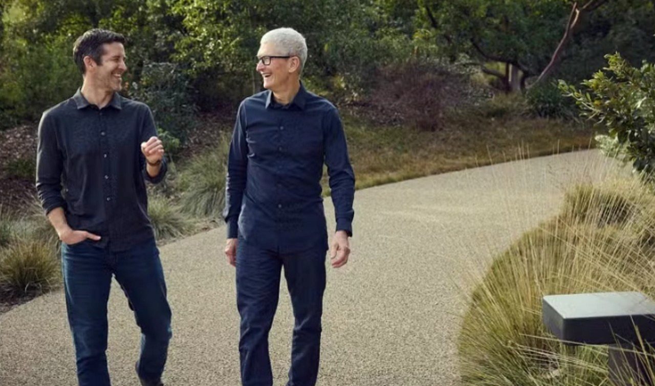 John Ternus e Tim Cook
