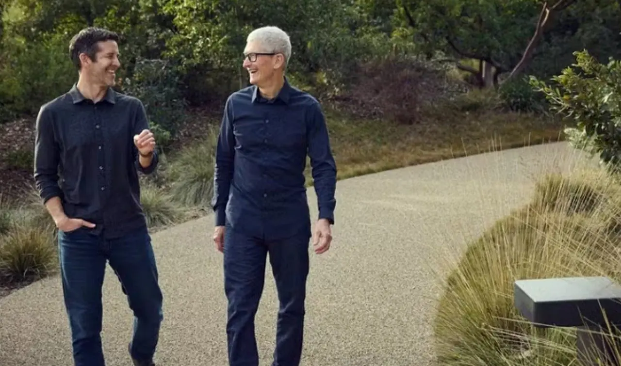 John Ternus e Tim Cook