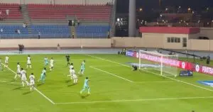 Il calcio di rigore di Kodjo Fo Doh Laba in avvio di partita garantisce un vantaggio parziale alla capolista Al Bataeh x Al-Ain nella UAE Pro League