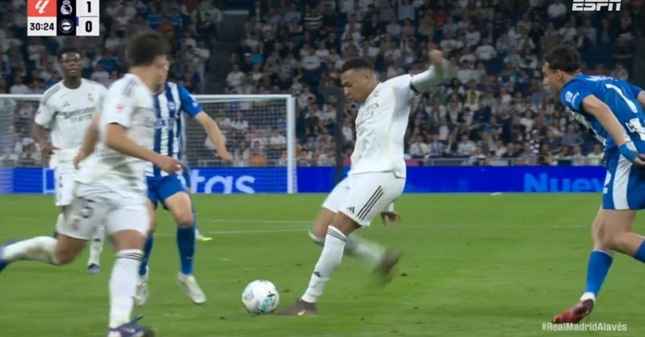 Kylian Mbappé marca gol com chutaço - ESPN