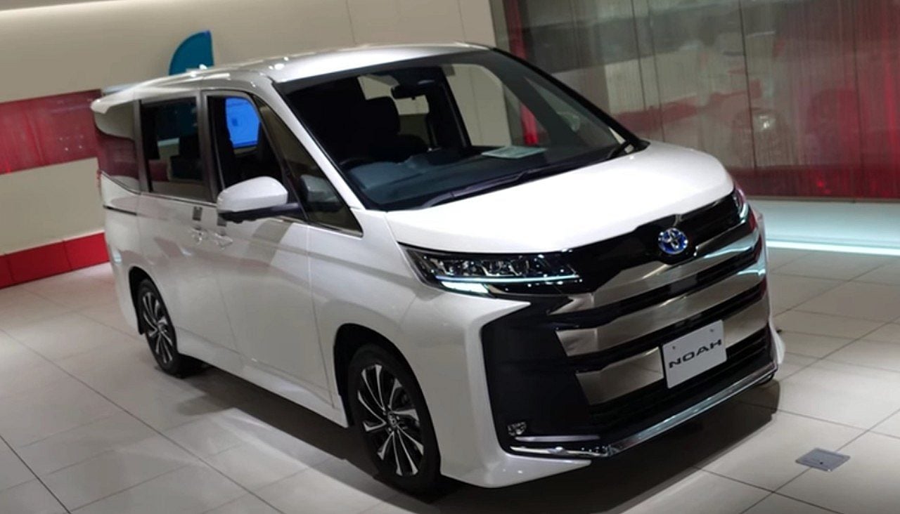 minivan Noah Toyota