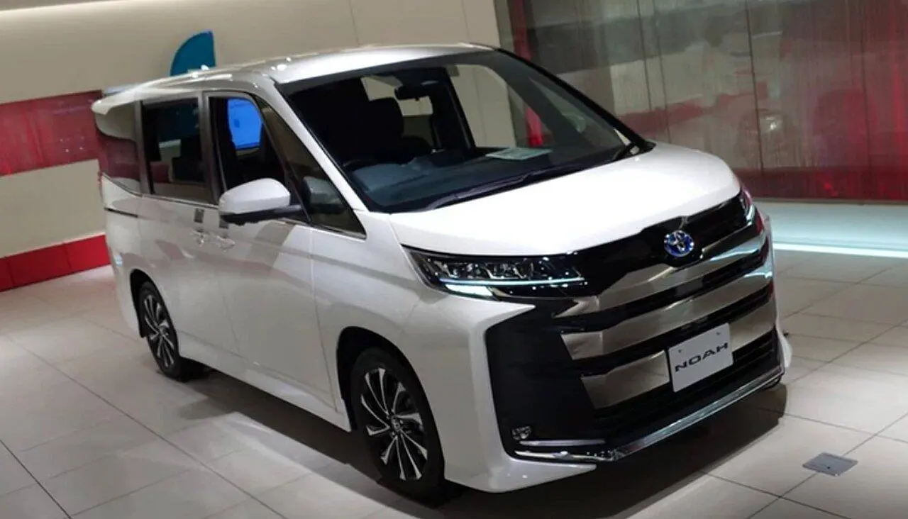 minivan Noah Toyota