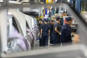 Montadora asiática Dongfeng negocia compra de complexo da Stellantis no Paraná para iniciar produção