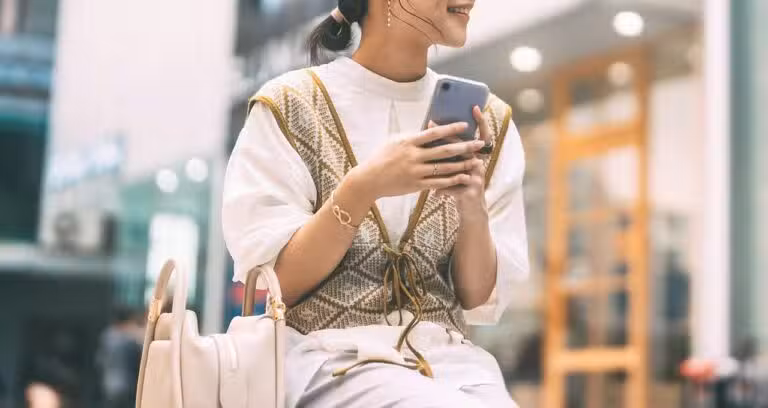 Mulher no celular