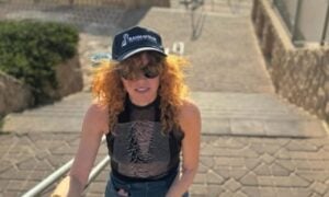 Natasha Lyonne acapara los reflectores en el estreno de Euphoria con un look atrevido y transparente